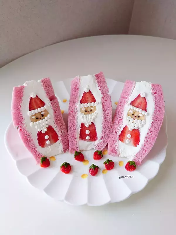 思わず二度見！　“サンタクロース”が挟まったクリスマスサンドが？