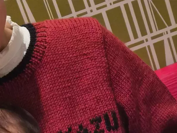 妻が着ていた『35年物のセーター』の正体に、夫衝撃！　「入手経路どこ！？」