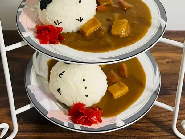 盛りつけたカレー　その横を見ると…「好き」「かわいすぎて食べられない！」