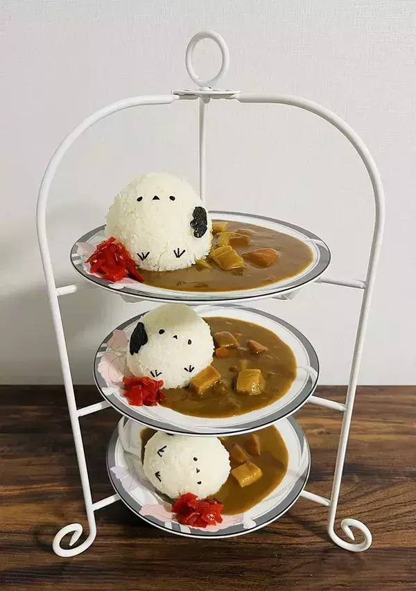 盛りつけたカレー　その横を見ると…「好き」「かわいすぎて食べられない！」