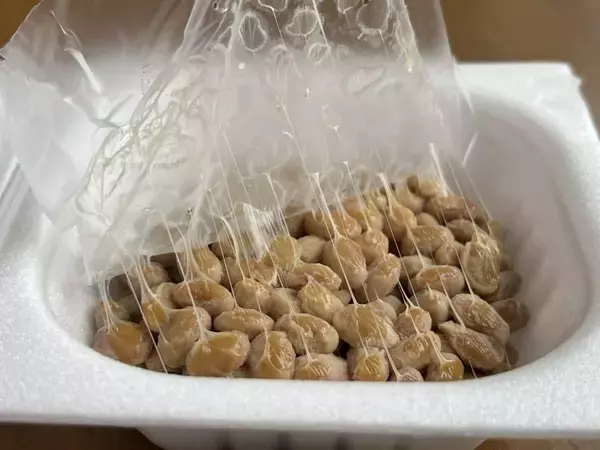 指でつまむ？　箸で巻き取る？　納豆フィルムの剥がし方で分かる性格診断がコチラ
