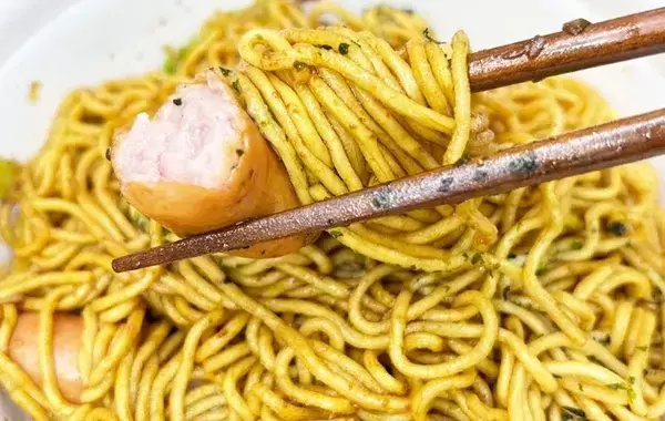 ウインナーをゆでるのが面倒な時は？　意外なアイディアに「パンチがあってうまい！」