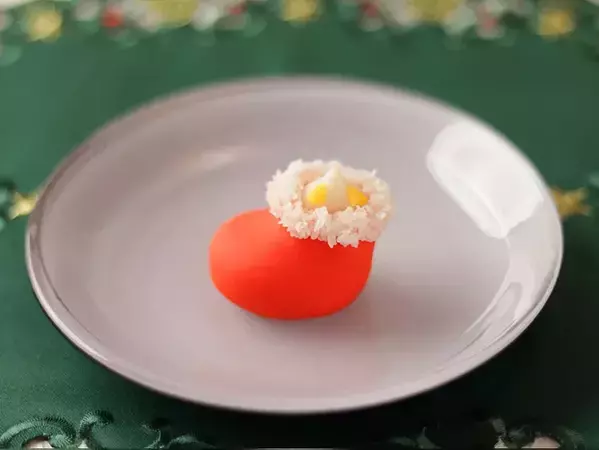 靴下の中に入ったのは？　和菓子職人の『クリスマス練り切り』に「発想が素敵」「子供が喜ぶ」