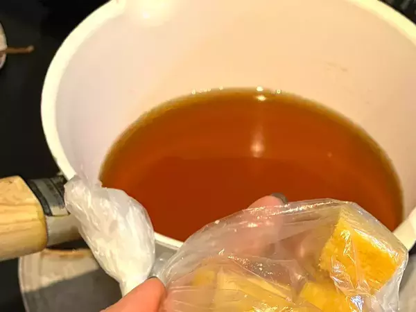 母親が置いて行った『厚揚げ』　よく見ると…？「爆笑した」「これは間違えるわ」