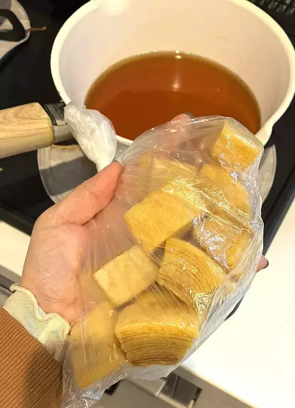 母親が置いて行った『厚揚げ』　よく見ると…？「爆笑した」「これは間違えるわ」