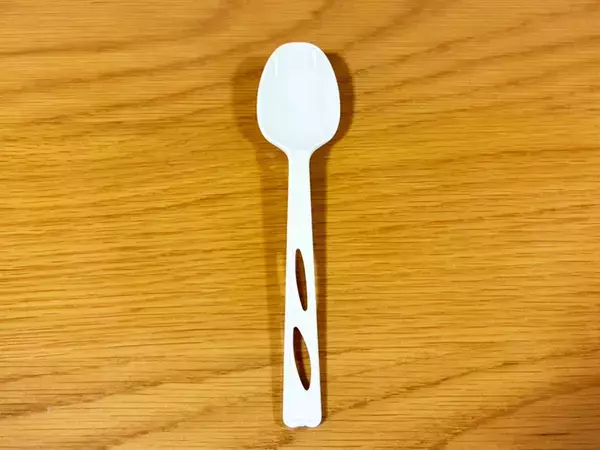 ファミマのスプーン、なんで穴が空いてるの？　理由に「それは素晴らしい！」