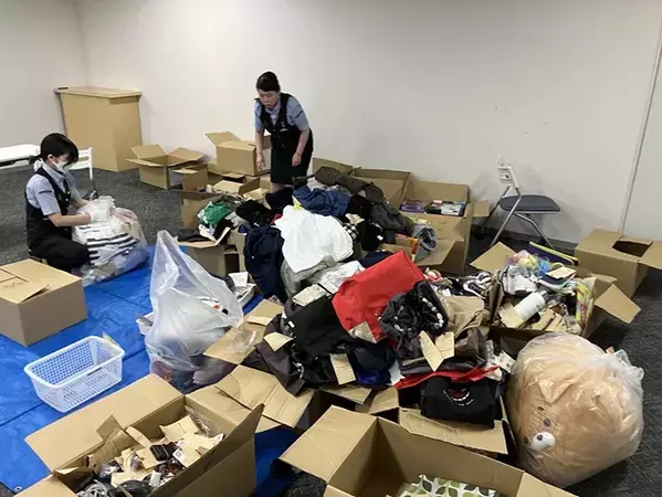 駅に大量に届く落とし物　駅員が発案した、クリスマスのまさかの活用法が？