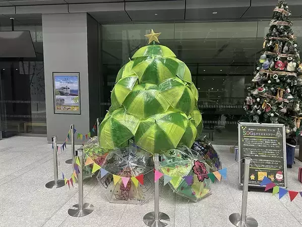 駅に大量に届く落とし物　駅員が発案した、クリスマスのまさかの活用法が？