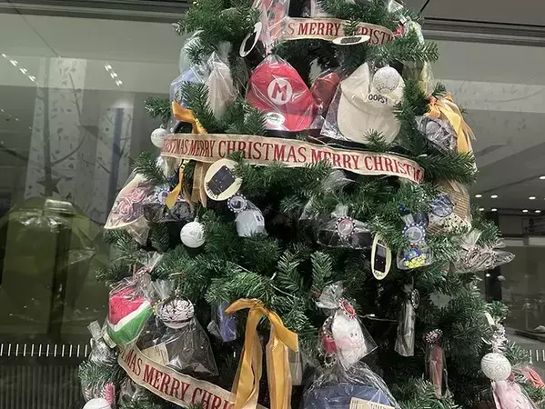 駅に大量に届く落とし物　駅員が発案した、クリスマスのまさかの活用法が？