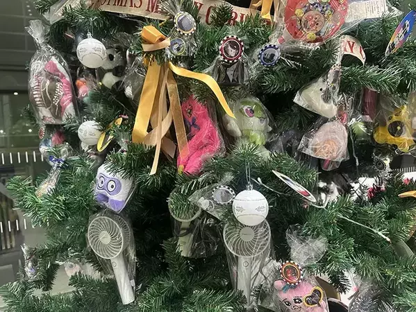 駅に大量に届く落とし物　駅員が発案した、クリスマスのまさかの活用法が？