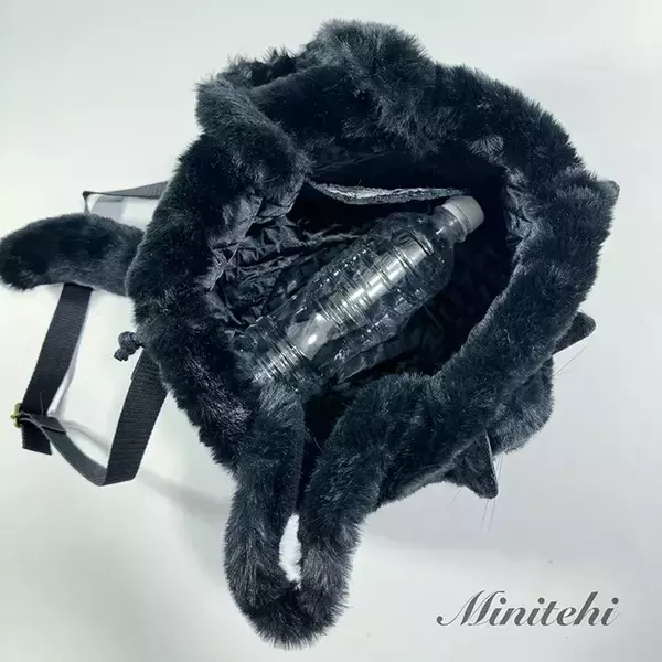 リアルすぎて二度見！　本物の猫と思いきや…正体に「見かけたら絶対に声をかける」「天才」