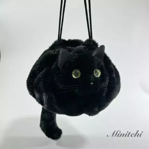 リアルすぎて二度見！　本物の猫と思いきや…正体に「見かけたら絶対に声をかける」「天才」