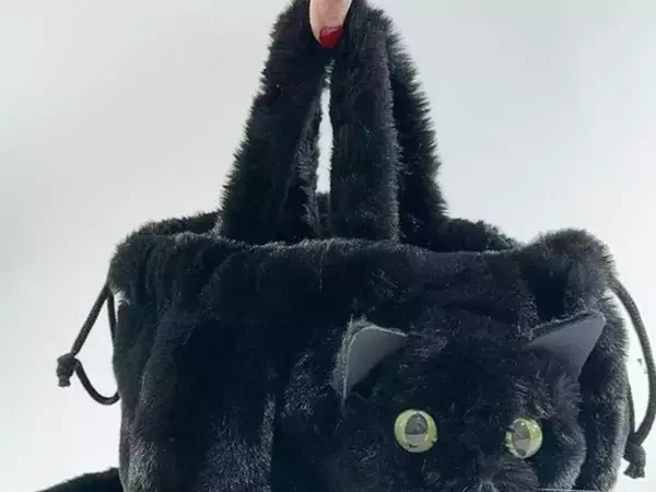 リアルすぎて二度見！　本物の猫と思いきや…正体に「見かけたら絶対に声をかける」「天才」