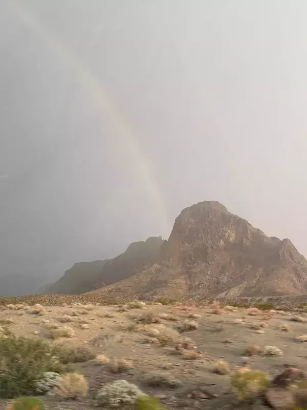 『短い虹』がどんどん伸びていき…？　車の窓から見えた景色に「こんなの初めて見た！」