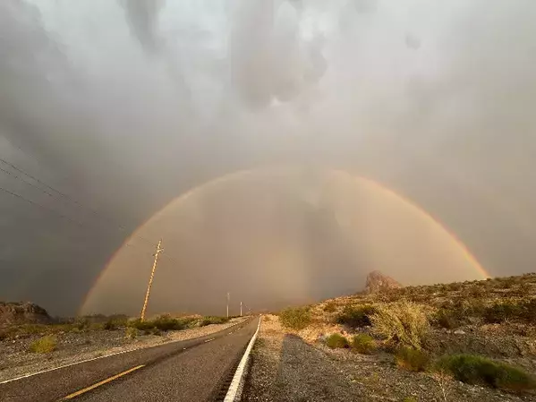 『短い虹』がどんどん伸びていき…？　車の窓から見えた景色に「こんなの初めて見た！」