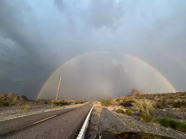 『短い虹』がどんどん伸びていき…？　車の窓から見えた景色に「こんなの初めて見た！」