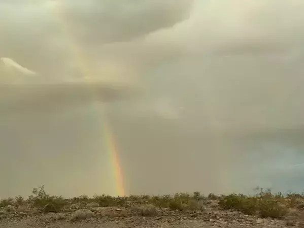 『短い虹』がどんどん伸びていき…？　車の窓から見えた景色に「こんなの初めて見た！」