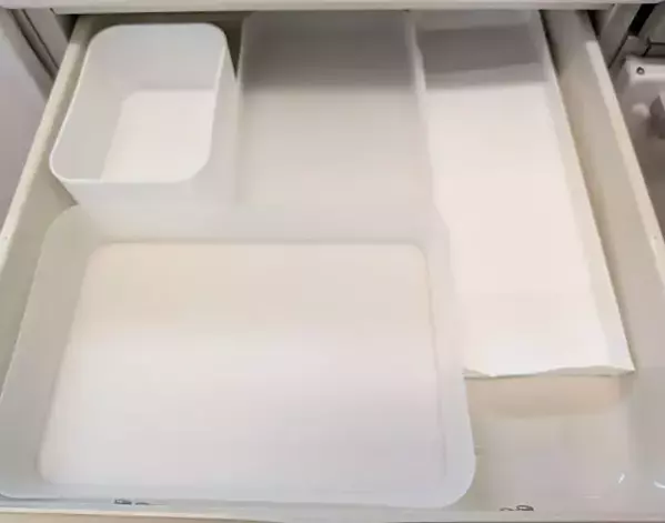 A4用紙を2枚折るだけ！　キッチン収納の裏技に「賢い」「万能すぎた」