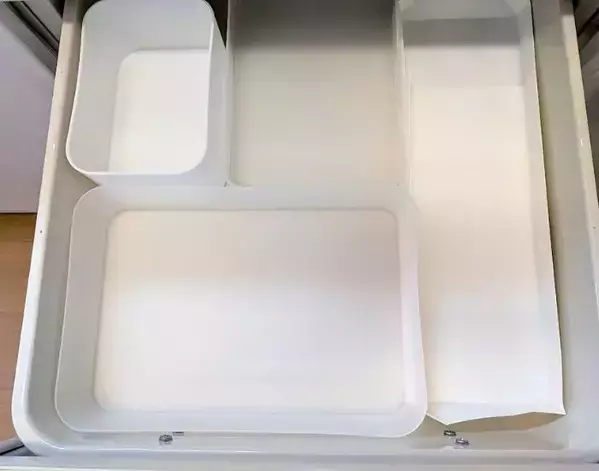 A4用紙を2枚折るだけ！　キッチン収納の裏技に「賢い」「万能すぎた」