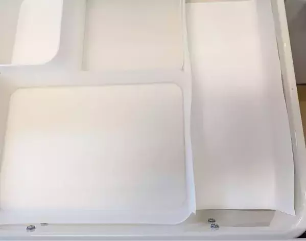 A4用紙を2枚折るだけ！　キッチン収納の裏技に「賢い」「万能すぎた」