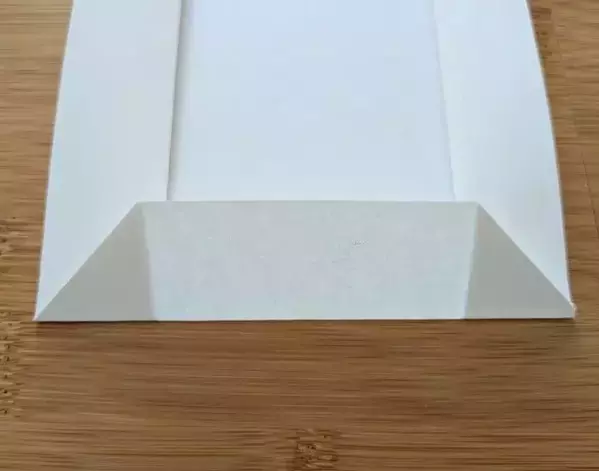 A4用紙を2枚折るだけ！　キッチン収納の裏技に「賢い」「万能すぎた」