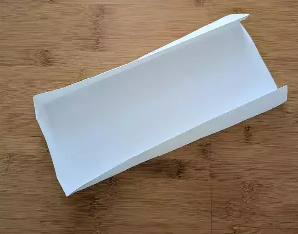 A4用紙を2枚折るだけ！　キッチン収納の裏技に「賢い」「万能すぎた」