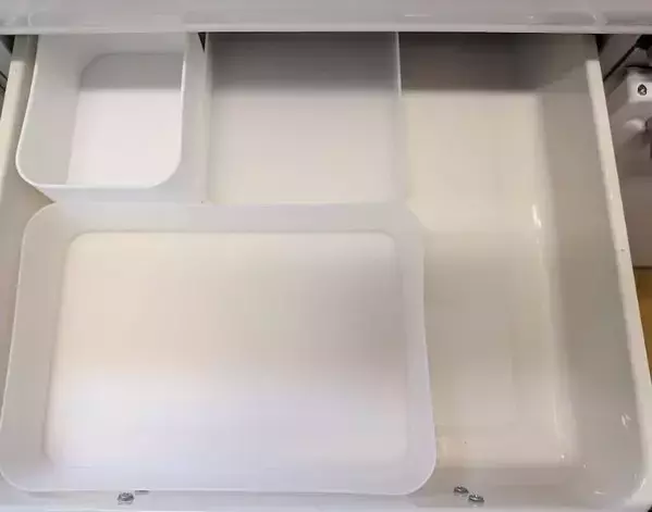 A4用紙を2枚折るだけ！　キッチン収納の裏技に「賢い」「万能すぎた」