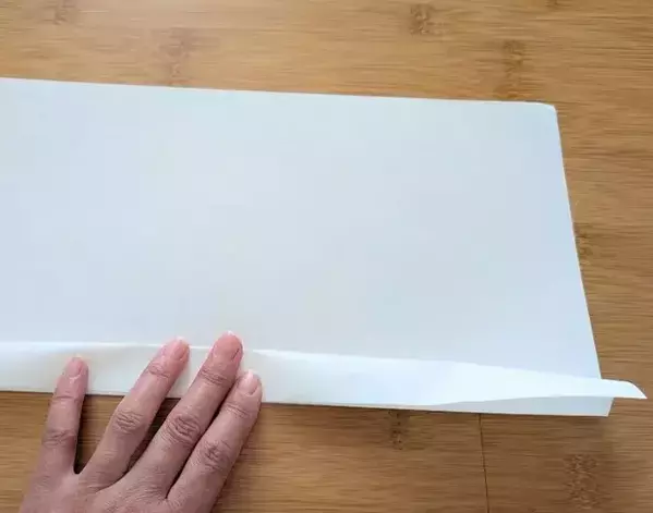 A4用紙を2枚折るだけ！　キッチン収納の裏技に「賢い」「万能すぎた」