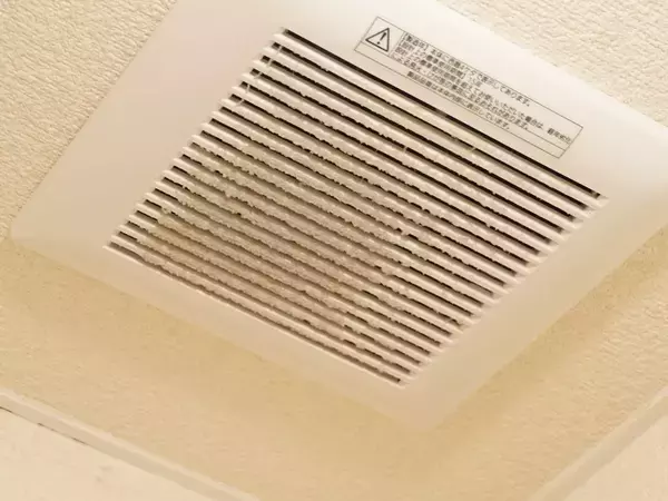 割り箸に紙を巻くだけ？　換気扇の掃除テクに「ごっそり取れた」「快感」【掃除テク4選】