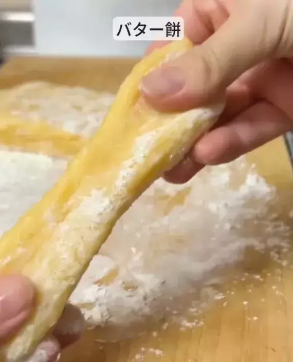 切り餅にバターと卵黄を混ぜると？　完成品に「家族で争奪戦」「最高すぎる」