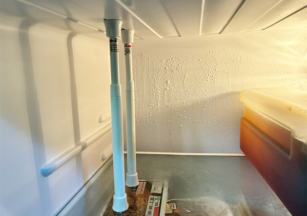 『短いつっぱり棒』はこう使う！　冷蔵庫の中がスッキリする『活用術』に「これ考えた人、天才」