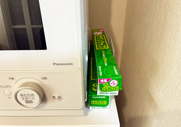 炊飯器にブックエンドを差し込むと…　便利な『収納アイディア』に「早く知りたかった」