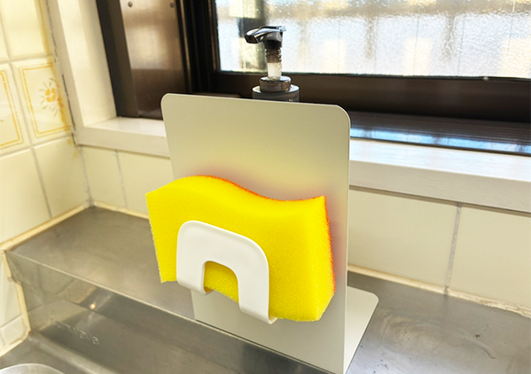 炊飯器にブックエンドを差し込むと…　便利な『収納アイディア』に「早く知りたかった」