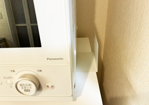 炊飯器にブックエンドを差し込むと…　便利な『収納アイディア』に「早く知りたかった」