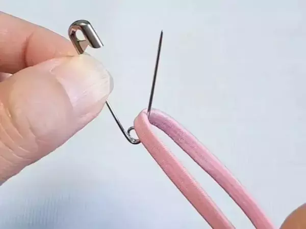 安全ピンにゴムを通すと？　意外な収納術に「目からウロコ」「賢い！」