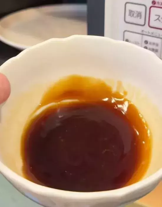 餅に『あずきアイス』をかけてみて！　完成した一品に「秒でなくなる」「極上」