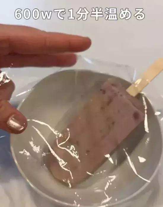 餅に『あずきアイス』をかけてみて！　完成した一品に「秒でなくなる」「極上」