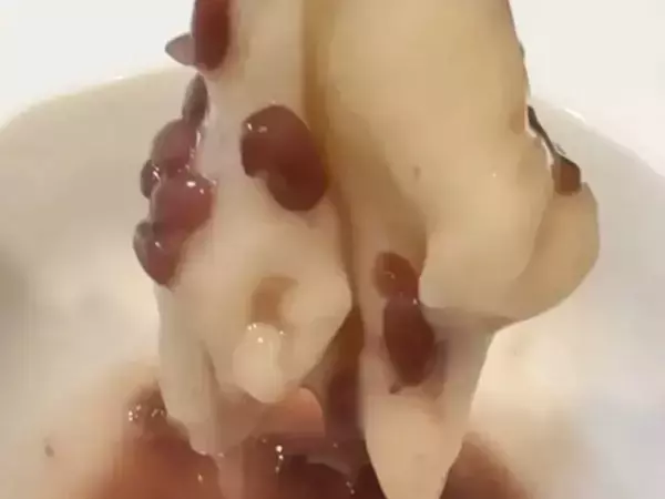 餅に『あずきアイス』をかけてみて！　完成した一品に「秒でなくなる」「極上」