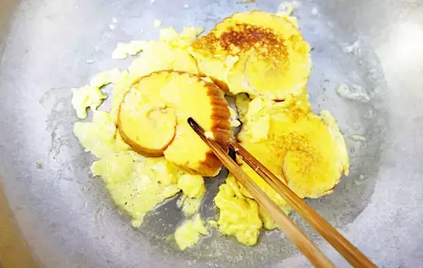 これ作るために余らせたい！　伊達巻をフライパンで焼くと…？