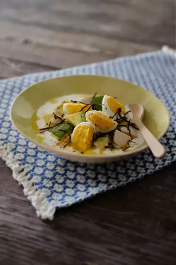 砂糖もジャムも入れません　ヨーグルトに合わせるとおいしい『意外な調味料』とは