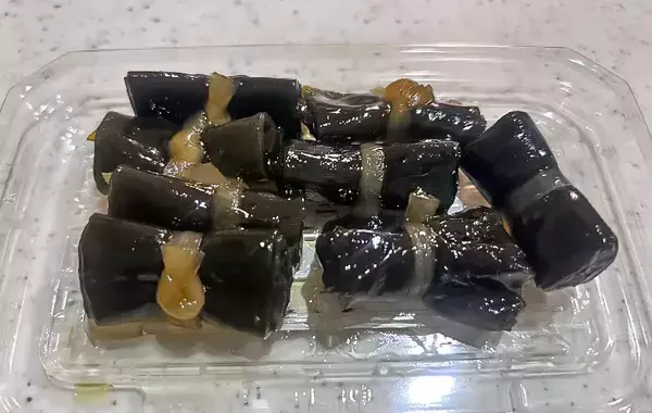 「もっと早くやればよかった」おせちに飽きたら試してみて！　昆布巻きを卵で巻いたら…