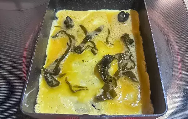 「もっと早くやればよかった」おせちに飽きたら試してみて！　昆布巻きを卵で巻いたら…