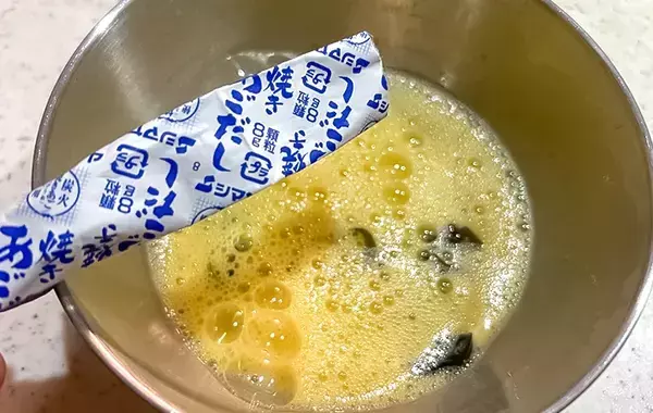 「もっと早くやればよかった」おせちに飽きたら試してみて！　昆布巻きを卵で巻いたら…