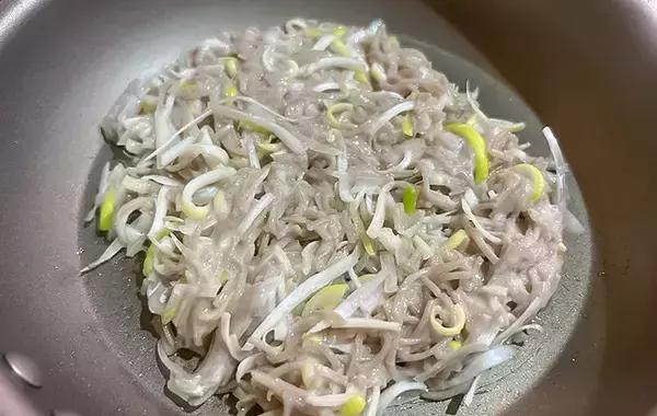 余ったそばを刻んで焼いてみたら…？　子供が「これ、普通に食べるより好き」