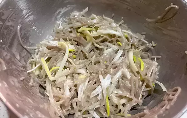 余ったそばを刻んで焼いてみたら…？　子供が「これ、普通に食べるより好き」