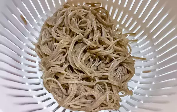 余ったそばを刻んで焼いてみたら…？　子供が「これ、普通に食べるより好き」