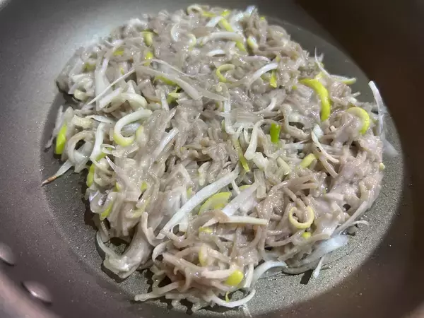 余ったそばを刻んで焼いてみたら…？　子供が「これ、普通に食べるより好き」