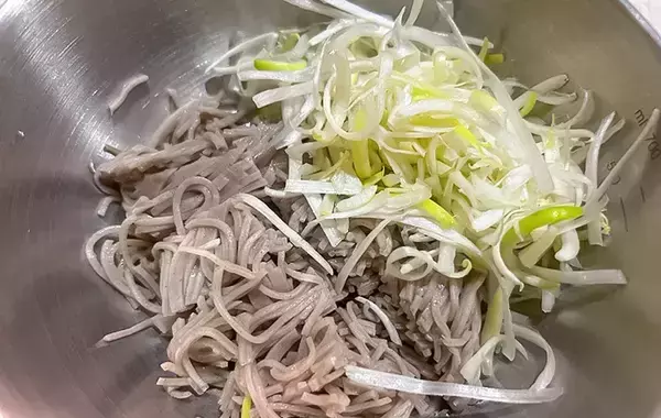 余ったそばを刻んで焼いてみたら…？　子供が「これ、普通に食べるより好き」
