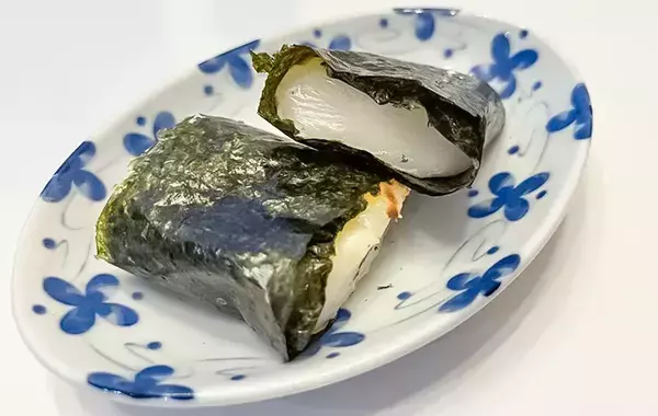 餅にのせて海苔で巻くと…　できた簡単ごはんに「もっと作ればよかった！」