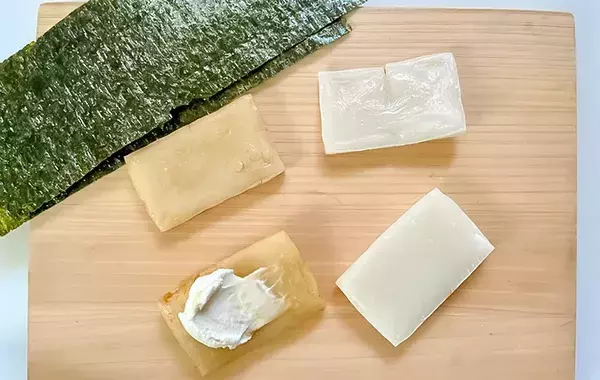 餅を半分にカットして…　挟んだものに「息子がパクパク」「めっちゃ合う」